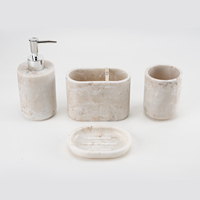 Ensemble d'accessoires de salle de bain de luxe moderne 4 pièces en résine motif marbre beige, texture grès élégante et écologique pour hôtel et maison