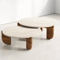 Table basse minimaliste Wabi-Sabi en travertin naturel avec des pieds en bois massif à courbe organique, meubles de luxe pour salon