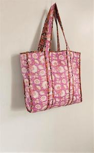 Sac fourre-tout en coton imprimé à la main, réversible, matelassé, à fleurs, pour le shopping, les voyages, ou à porter à l'épaule - Product Image 4