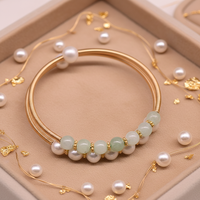 Bracelet de perles audacieux style niche, plaqué or, manchette ouverte, grandes perles baroques, pour une touche de mode affirmée