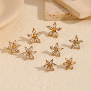 Boucles d'oreilles clous fleuris en acier inoxydable plaqué or, serti à griffes, pour usage quotidien, motif floral géométrique TE60059 - Product Image 1