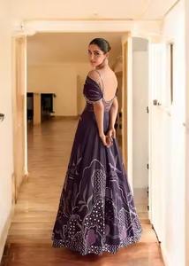 Exquisito traje de seda Sharara de diseñador étnico indio y paquistaní Banarasi con estilo moderno y detalles de tela pesada - Product Image 2