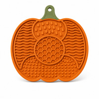 Tapis à lécher pour animaux de compagnie en silicone avec ventouse en forme de citrouille pour le bain et le toilettage des chiens