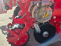 Semoir à moteur 4/6 rangs à aspiration d'air, précision élevée, faible taux de manque de semences, pour maïs, blé, soja