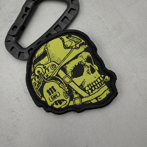 Parche de PVC bordado con lentejuelas termoadhesivas de doble cara de fieltro no tejido con patrón de calavera táctica para prendas y bolsos - Product Image 5