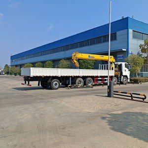 Camión con Grúa ISUZU GIGA 8x4 Diésel, Transmisión Manual, Grúa de 12 Toneladas/14 Toneladas para Construcción y Elevación - Product Image 3
