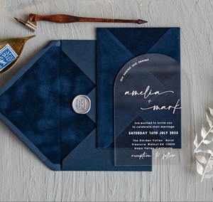 Invitación de Boda Arqueada de Acrílico Transparente Azul Marino de Lujo, Texto Blanco, Sobre de Terciopelo, Impresión Personalizada Moderna - Product Image 3