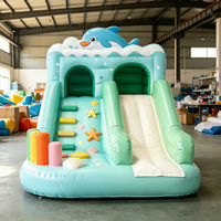Structure de jeu gonflable combinée avec toboggan et zone de saut pour enfants, idéale pour les fêtes d'anniversaire et la location en maternelle