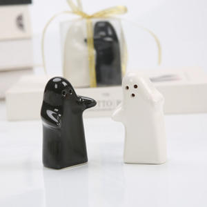 Juego de Salero y Pimentero de Cerámica con Diseño Moderno y Divertido de Fantasmas Abrazándose en Blanco y Negro - Product Image 1