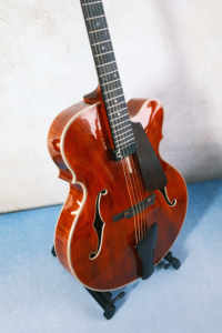 Guitarra eléctrica Yunzhi hecha a mano estilo violín <span class=keywords><strong>jazz</strong></span>, archtop de cuerpo hueco, arce flameado, para actuaciones, con cutaway de estilo antiguo - Product Image 3
