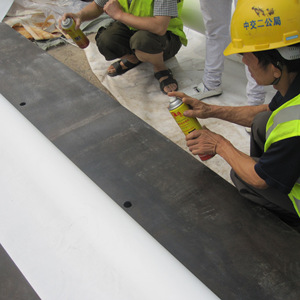 Adhesivo en aerosol para telas Huiming Template de 900 ml, unión permanente y fuerte para uso en geotextiles y telas. - Product Image 3