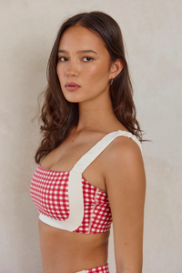 Sujetador deportivo rojo a cuadros con cuello cuadrado para mujer, con tirantes finos blancos y ribete en contraste, top de yoga transpirable de soporte medio - Product Image 3