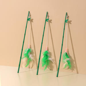 Varita de gato estilo bambú con cabezal de relleno de plumas duradero - Product Image 1