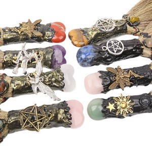 ของตกแต่งไม้กวาดแม่มดคริสตัลขายส่ง ของตกแต่งแม่มดแบบประณีต ไม้กวาดรูปหัวใจขัดเงา ของตกแต่งทางจิตวิญญาณสำหรับคริสต์มาสและฮาโลวีน - Product Image 2