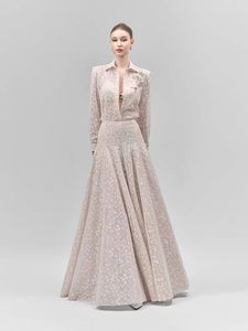 Abito di design vietnamita dallo stile delicato ed elegante per donna, con blusa in pizzo floreale e gonna lunga a pieghe. - Product Image 2
