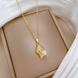 Collana elegante per clavicola di perle di lumaca di fiume e acciaio inossidabile che presenta gioielli da donna in stile sofisticato - Product Image 5