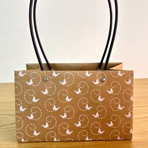 Sac à main en papier imperméable et écologique en papier kraft pour l'emballage de la floriculture avec poignées - Product Image 4