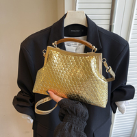 Sac à bandoulière grande capacité avec logo personnalisé, texture tissée, poignée supérieure brillante, fermeture Kiss Lock, vente en gros, directement de l'usine pour femmes