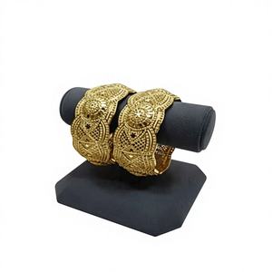 Brazalete de Joyería de Moda para Mujer, Diseño Elegante y Personalizado, Chapado en Oro de 1K, Creaciones Naykk, Perfecto para Bodas y Fiestas - Product Image 1