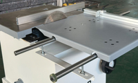 Mini scie horizontale multifonctionnelle à table coulissante Scie à panneaux Moteur 4KW Machine automatique de haute précision pour le bois dur