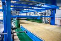 Ligne de panneaux sandwich à âme en PU à haute efficacité, entièrement automatique, contrôlée par PLC, à entraînement moteur, facile à utiliser pour la construction