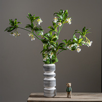 Plante Artificielle Elaeocarpus Hainanensis à 3 Branches dans un Vase en Verre, Fausses Plantes Vertes pour Hall d'Hôtel