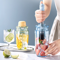 Shaker à cocktail en plastique, design mignon de dessin animé, tasse anti-fuite avec échelle graduée, réutilisable pour la maison, le bar, les pique-niques en plein air, le camping