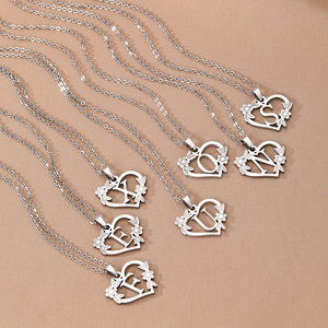 Collar de Moda con Colgante de Letra Inicial del Alfabeto con Forma de Corazón y Flor, en Acero Inoxidable, Color Oro y Plata, para Mujer - Product Image 2