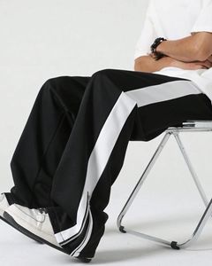 กางเกงวอร์มผู้ชายแบบมีโลโก้ 3 มิติ ปั๊มนูน ขอบเอวคู่ ลายทาง ล้างสีแบบแอซิด ทรงขาบาน - Product Image 3