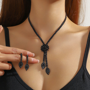 Parure de bijoux tendance 2026 avec boucles d'oreilles et collier à pampilles en zircon fleuri pour femme - Product Image 6