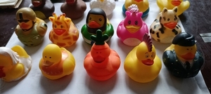 Assortiment de canards en caoutchouc de 2 pouces en vrac pour machine à pinces, jouet de bain, fêtes prénatales - Product Image 5