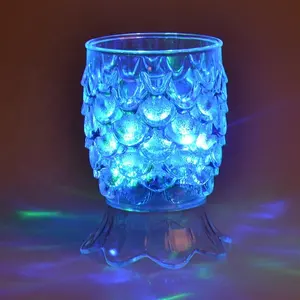 어두운 플라스틱 파인애플 led 글로우 컵에 여러 가지 빛깔의 빛나는
