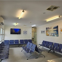 Banc d'attente public moderne 3 places avec assise en mousse PU haute densité et pieds en alliage d'aluminium pour aéroport, hôpital, banque, école