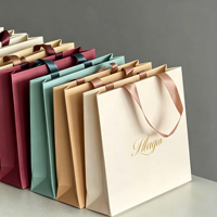 Sac en papier commercial pour le commerce de détail, en carton ivoire, recyclable, personnalisable, avec impression sérigraphiée du logo et vernissage, avec poignée, capacité 6-9 kg