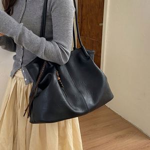 Bolso Tote Vintage para Mujer, Gran Capacidad, de Cuero PU, Bolso de Hombro con Borla Decorativa, Venta al Por Mayor - Product Image 2