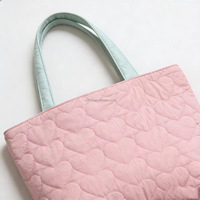 Sac fourre-tout personnalisé en tissu matelassé rose en forme de cœur, petit sac fourre-tout pour femmes avec logo imprimé personnalisé et sangle verte