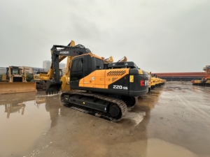 Excavadora de cadenas Hyundai Robex 220-9S usada en buen estado, original, de 22 toneladas, de segunda mano, maquinaria de construcción e ingeniería en venta. - Product Image 3
