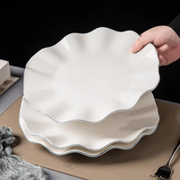 Nouveauté 2025, assiettes à dîner de forme irrégulière, design de bord bleu, émail blanc, assiette de service en céramique à volants pour mariage, événement