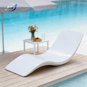 Chaise longue en fibre de verre durable pour l'extérieur, idéale pour les centres de villégiature, la plage, le bord de la piscine, le salon de la villa, au design moderne et de style marin. - Product Image 3