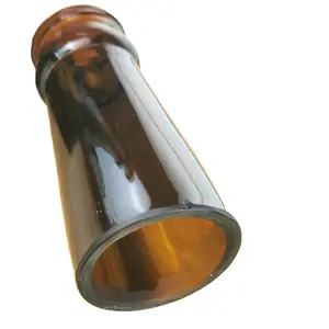 Bottiglia di birra in vetro tagliato in fabbrica bicchiere da vino in vetro tagliato design creativo una tazza