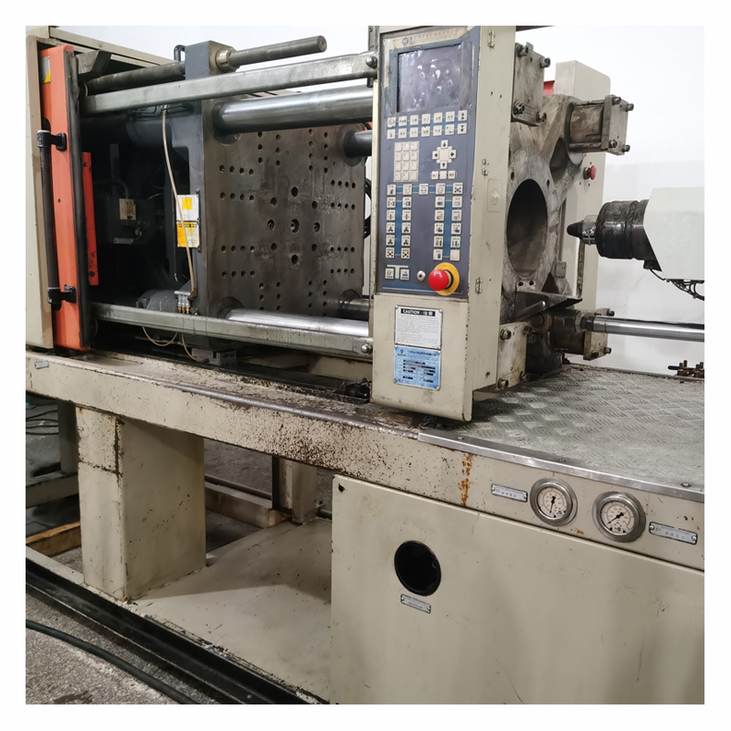 Бывшая в употреблении старая пластиковая машина для литья под давлением