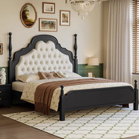 Lit moderne avec un rembourrage doux et luxueux pour un lit double. Couleur noire. Chambre principale. Lit américain en bois massif