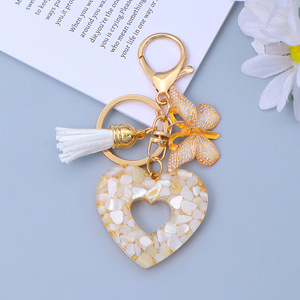 Porte-clés Cœur Creux Tendance en Résine avec Pendentif Papillon et Pompon, Charme de Sac Adorable pour Femme - Product Image 5