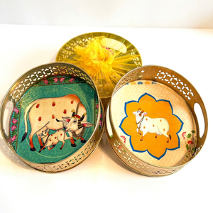 Plateau décoratif rond en fer forgé, motif Pichwai Lotus Vache, avec poignée découpée dorée, idéal pour les cadeaux de mariage - Product Image 1