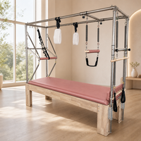 Table trapèze Cadillac en bois de chêne rose poussiéreux, avec pieds monobloc antidérapants pour cours de bien-être en boutique