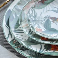 Assiettes en porcelaine fine imprimées d'oiseaux et de feuilles avec bordure verte, service de vaisselle en céramique pour la décoration de table de mariage et de restaurant