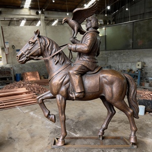 Sculpture d'art populaire mongol en cuivre représentant un fauconnier et un cheval, héritage nomade, patine bronze foncé, résistante à la corrosion, pour l'hôtellerie - Product Image 3