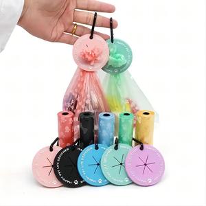Bolsas para excremento de perro de diseño Happy Pet Life con clips, bolsas portátiles para recoger desechos para mascotas, dispensador de PVC multicolor - Product Image 1