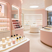 Comptoir de présentation en bois massif pour magasin de cosmétiques, design d'intérieur moderne et luxueux, boutique de beauté haut de gamme, solution tout-en-un
