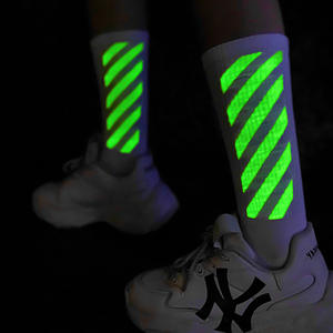 KTS558 شعار مخصص أسود أبيض تنمو في الظلام مضيئة الرياضة الجوارب طاقم الرجال الموضة الهيب هوب الجوارب القطنية العاكسة - Product Image 1